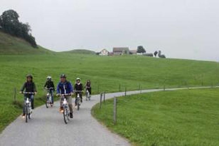 Bersepeda di pedesaan Appenzell, Swiss.