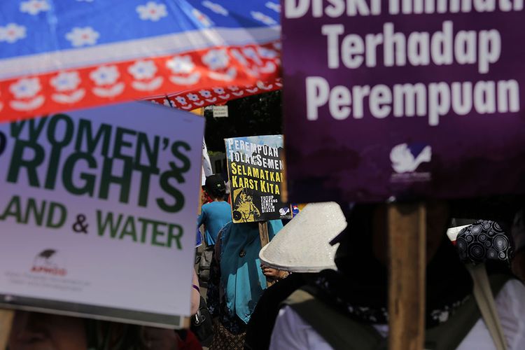 Ratusan buruh perempuan melakukan aksi di Sekitaran Bundaran Patung Kuda, Jakarta, Rabu (8/3/2017). Mereka memperingati Hari Perempuan Internasional dengan menyuarakan hak buruh yang belum terpenuhi.