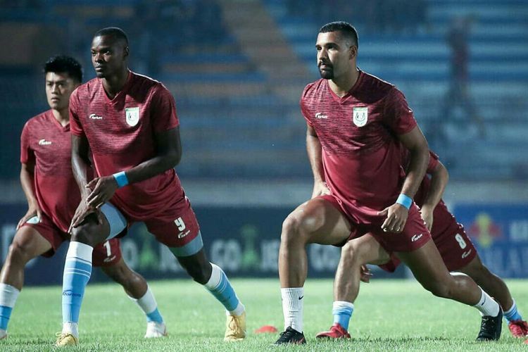 Jairo Rodriguez (kanan) saat melakukan pemanasan bersama para pemain Persela Lamongan jelang laga kontra Bali United, Senin (18/2/2019) malam.