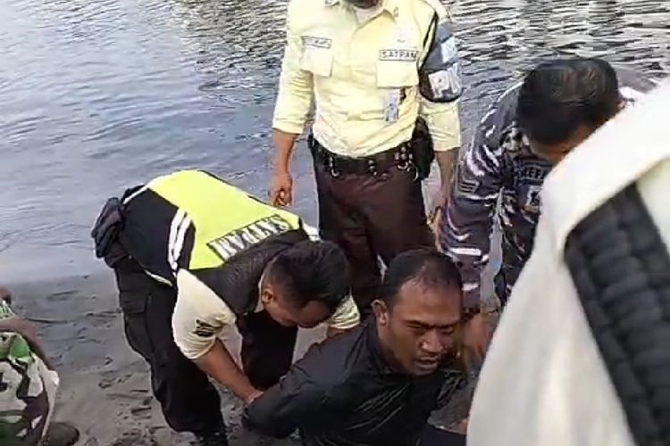 Terduga pelaku pencurian sepeda motor yang menceburkan diri ke laut saat akan ditangkap polisi di Pelabuhan Gilimanuk, Kabupaten Jembrana, Provinsi Bali. 