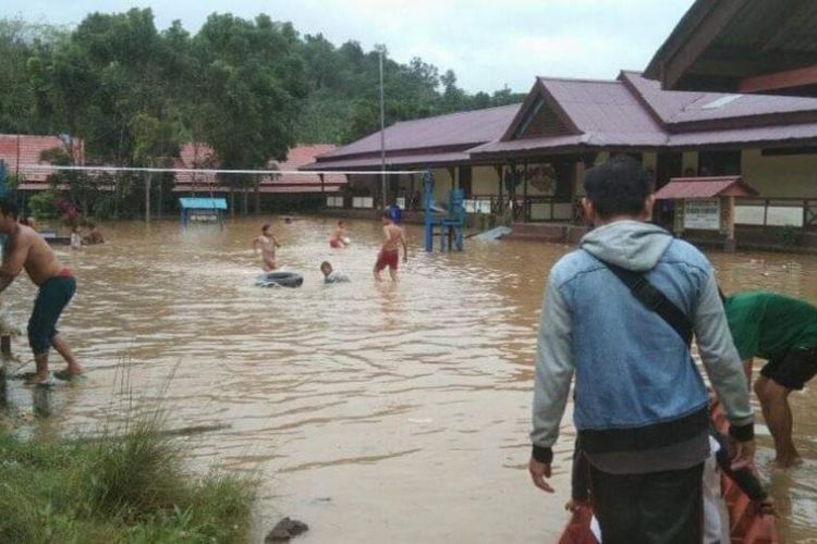 Sebanyak 38 kepala keluarga di Dusun Tuhu, Desa Lomba Karya, Kecamatan Ledo, Kabupaten Bengkayang, Kalimantan Barat (Kalbar) terdampak banjir, Kamis (14/1/2021). Parahnya, akibat banjir tersebut, kampung mereka menjadi terisolir, lantaran berada di antara alisan dua sungai yang tengah meluap.