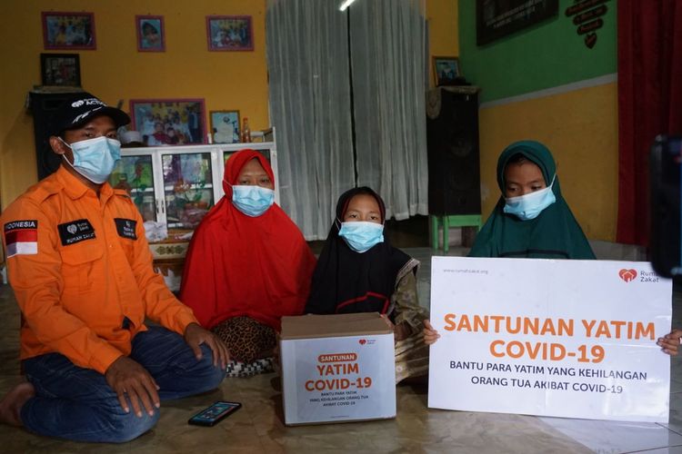 Rumah Zakat menyalurkan bantuan program Santunan Yatim Covid-19. Yakni berupa pemberian bantuan bagi anak-anak yang kehilangan orangtua akibat Covid-19. 