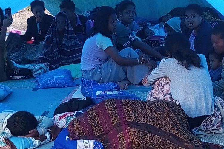 Ratusan warga yang mengungsi di Kantor Desa Tendakinde, Kecamatan Wolowae, Kabupaten Nagekeo, Nusa Tenggara Timur (NTT),