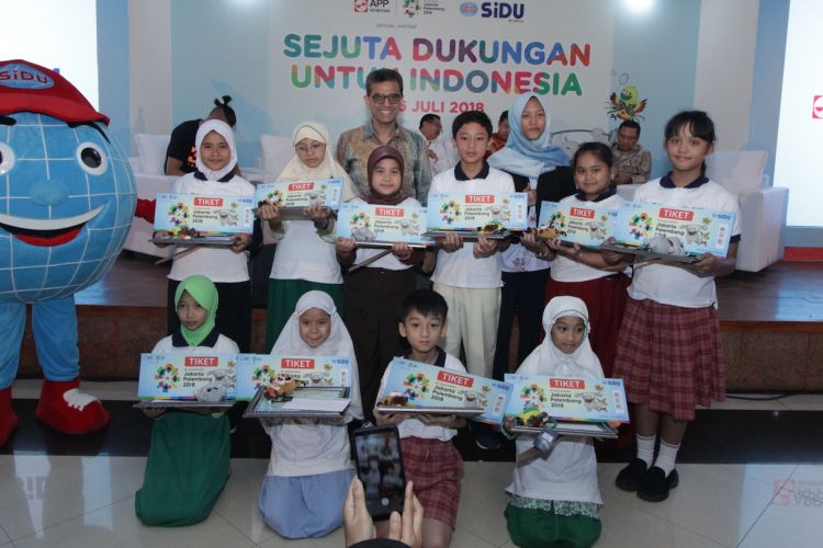 PP Sinar Mas Consumer Business Unit Head Sovan K. Ganguly dan Penulis Muda Fayanna Ailisha Davianny bersama 10 Penulis Terbaik dari program Ayo Menulis Bersama SiDU! yang diselenggarakan sejak April 2018 di 100 sekolah dasar se-Jabodetabek.
