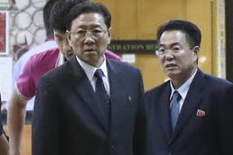 Duta Besar Korea Utara untuk Malaysia Kang Chol (tengah), saat berada di pintu masuk Departemen Forensik di sebuah rumah sakit di Kuala Lumpur, 15 Februari 2017.  
