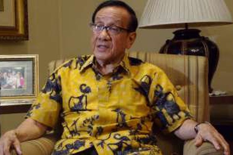 Ketua Dewan Pertimbangan Partai Golkar Akbar Tandjung saat ditemui di kediamannya di kawasan Jakarta Selatan, Kamis (5/5/2016).