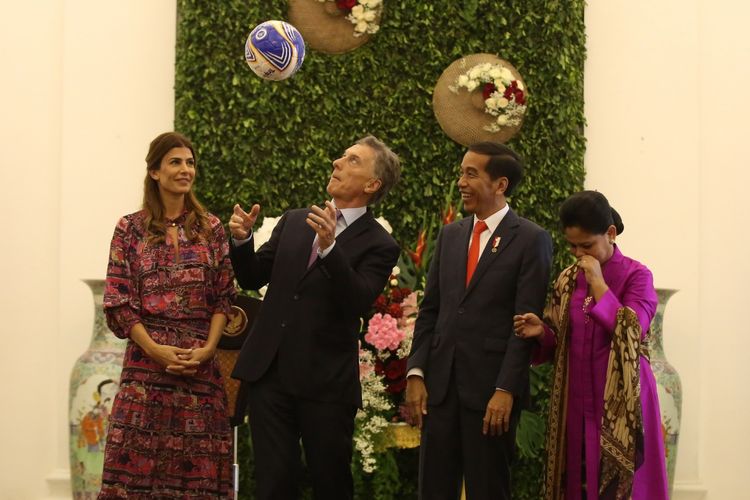 Presiden Argentina Mauricio Macri menyundul bola yang diberikan Presiden Joko Widodo.   Momen itu terjadi setelah rangkaian pertemuan kenegaraan kedua kepala negara di Istana Presiden Bogor, Jawa Barat pada Rabu (26/6/2019). 