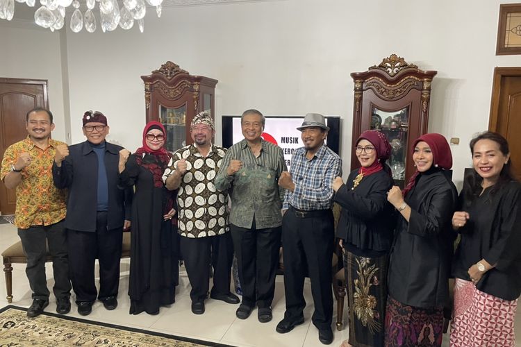 Deretan pengurus dan dewan pembina Yayasan Musik Keroncong Bersatu dalam acara halal bihalal di kawasan Cinere, Jakarta Selatan, Minggu (5/6/2022). 