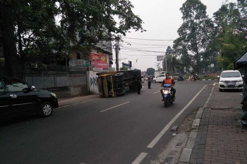 Sopir Hilang Kendali, Truk Bermuatan Disinfektan Terguling di Duren Sawit