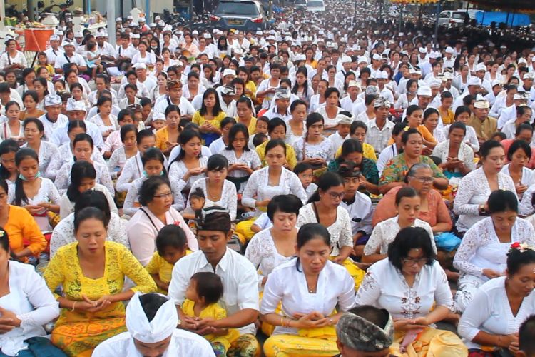 Sekitar 50 ribu umat Hindu di Lombok mengelar upacara Prayascita Gumi, Jumat sore (7/9/2018) di simpang empat Cakranegara, Kota Mataram. Umat Hindu percaya dengan upacara pembersihan bumi ini akan membawa kebaikan dan keburukan serta bencana akan hilang. 