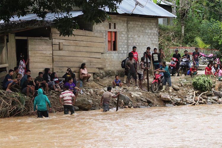 Sebanyak 70 kepala keluarga warga Dusun 3 Desa Tulabolo kekurangan air bersih akibat hancur dan putusnya jaringan pipa yang terseret banjir bandang.