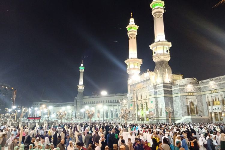 Umat muslim memadati area sekitar Masjidil Haram, Mekah, Arab Saudi, Kamis (27/2/2020). Suasana di sekitar Masjidil Haram normal dan jamaah masih bisa menjalankan ibadah seperti biasa pasca pengumuman pemerintah Arab Saudi yang menangguhkan sementara kedatangan warga dari luar negaranya terkait pencegahan penyebaran virus corona. ANTARA FOTO/Arief Chandra/pras.