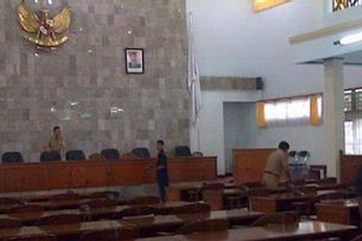 DPRD Kabupaten Garut akan menggelar rapat Paripurna Khusus terkait skandal nikah siri Bupati Aceng Fikri hari ini, Selasa (4/12/2012) siang. 