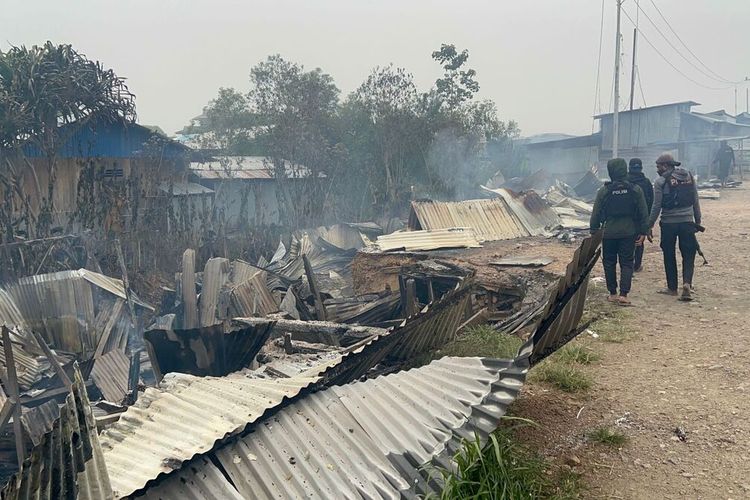 Sejumlah bangunan yang hangus dibakar oleh sekelompok massa yang tengah marah akibat kasus Lakalantas, Dogiyai, Papua Tengah, Minggu (13/11/2022)