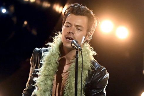 Harry Styles Percaya Diri Pakai Syal Bulu di Ajang Grammy Awards