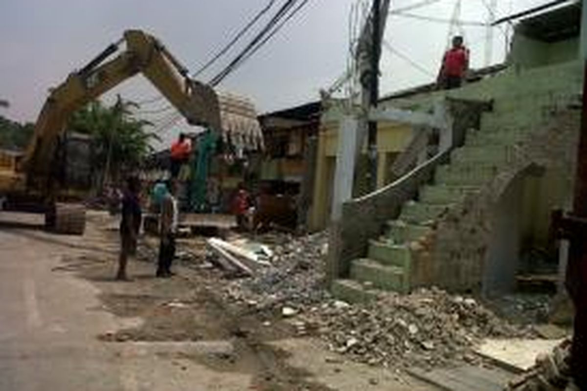 Pembongkaran di Kali Citarum

Sebuah alat berat sedang merobohkan bangunan di atas saluran air kali Citarum, Keluarahan Cideng, Jakarta Pusat, Rabu (23/10/2013).Kompas.com/Ummi Hadyah Saleh