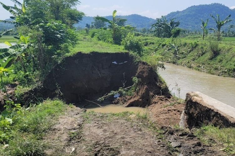 Kondisi tanggul Sungai Gamping yang jebol akibat hujan deras yang melanda di Klaten, Jawa Tengah, Kamis (17/3/2022).
