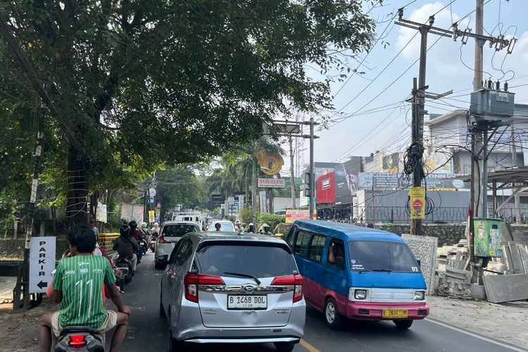 Kemacetan di Jalan Raya Muchtar Sawangan, Kota Depok, Rabu (25/6/2025).