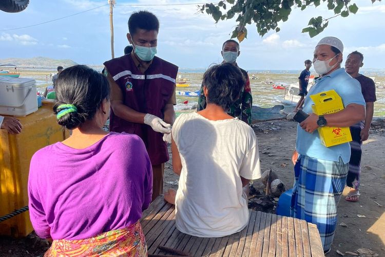 Suasana vaksinasi di Daerah Pesisir Pantai di Kecamatan Pujut
