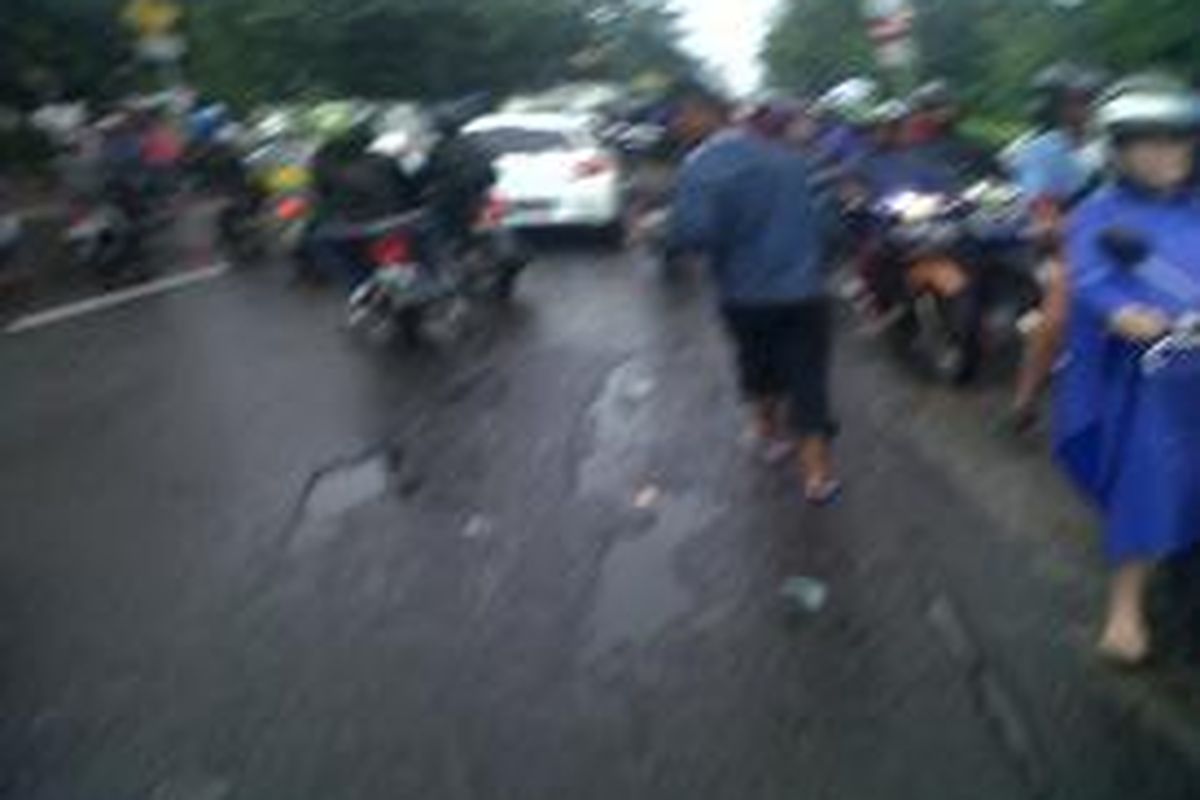  Lalu Lintas di Jalan Satria di Jelambar, Jakarta Barat, yang mengarah ke arah Pluit, Penjaringan, Jakarta Utara, mengalami kemacetan pada Rabu (11/2/2015) pagi. Sepeda motor banyak yang melawan arah.