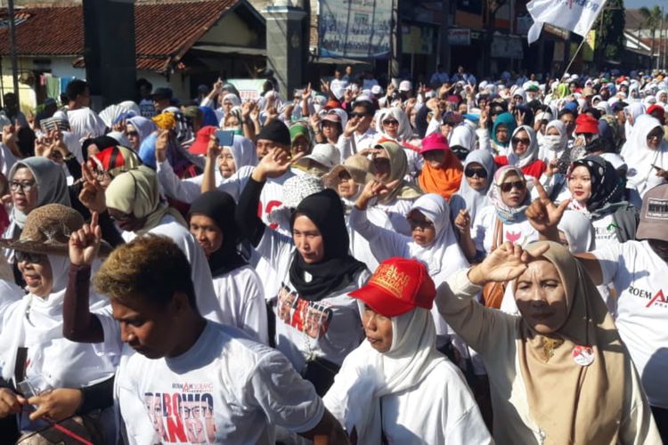 Relawan pasangan capres 02 Prabowo-Sandi putihkan jalan protokol Sumedang kota, Jawa Barat, Minggu (7/4/2019). 