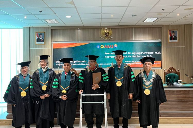 Atas temuan ini, Bambang dinyatakan lulus setelah menjalani ujian terbuka sidang promosi doktor yang diselenggarakan pada Kamis (8/1/2026) di Gedung Bung Hatta Lantai 5, Pascasarjana Universitas Negeri Jakarta.