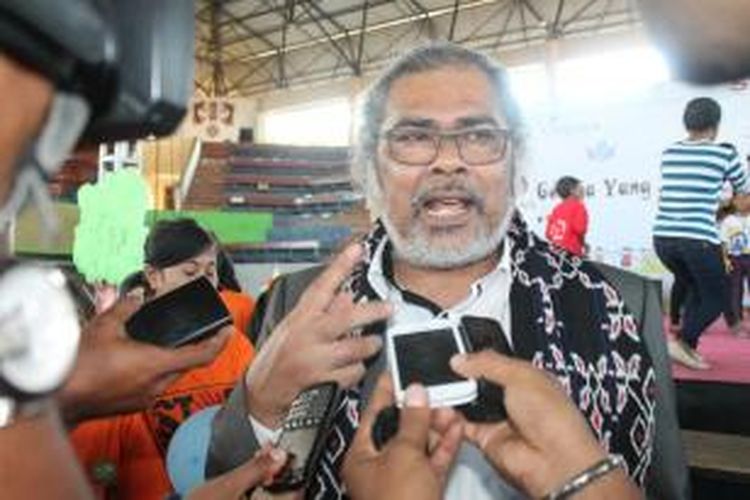 Ketua Komisi Nasional Perlindungan Anak (Komnas PA), Aris Merdeka Sirait, saat diwawancarai sejumlah wartawan di Kupang, Rabu (22/7/2015)