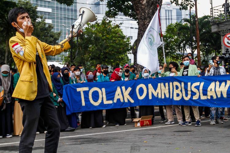 The National Association of University Student Executive Bodies (BEM SI) stage protest against the newly passed Job Creation Law at the Arjuna Wiwaha Monument or Horse Statue near the State Palace in Jakarta on October 16, 2020. 