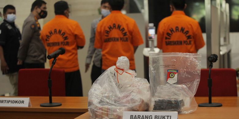 Sejumlah tersangka OTT Bupati Nganjuk dan barang bukti dihadirkan saat konferensi pers OTT Bupati Nganjuk di Bareskrim Polri, Jakarta, Selasa (11/5/2021). Dittipikor Bareskrim Polri dan KPK mengamankan Bupati Nganjuk NRH dalam sebuah operasi tangkap tangan (OTT) dan menyita sejumlah barang bukti berupa uang tunai Rp647,9 juta yang diduga hasil tindak pidana jual beli jabatan dari brankas pribadi Bupati Nganjuk dan telah menetapkan enam tersangka lainnya dalam kasus tersebut. ANTARA FOTO/Reno Esnir/wsj. *** Local Caption ***   