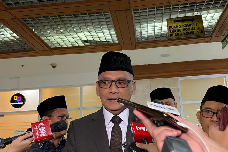 Menteri Haji dan Umrah Mochamad Irfan Yusuf usai rapat kerja bersama Komisi VIII DPR RI di Kompleks Parlemen, Senayan, Jakarta Pusat, Selasa (18/11/2025). 