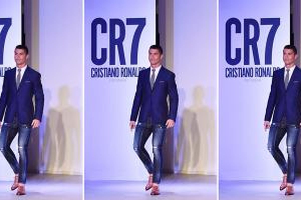 Cristiano Ronaldo menikmati waktu sebagai model saat merilis koleksi sepatunya.