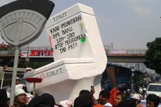 Demo di Depan DPR, PRT Bawa Replika Toilet dan Sapu