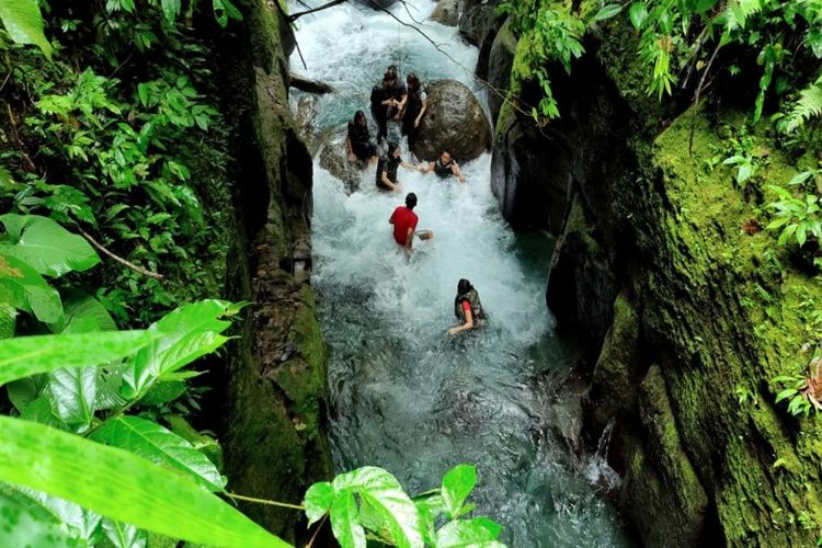 Suasana Air Terjun Pelaruga yang terletak di Kabupaten Langkat, Sumatera Utara.