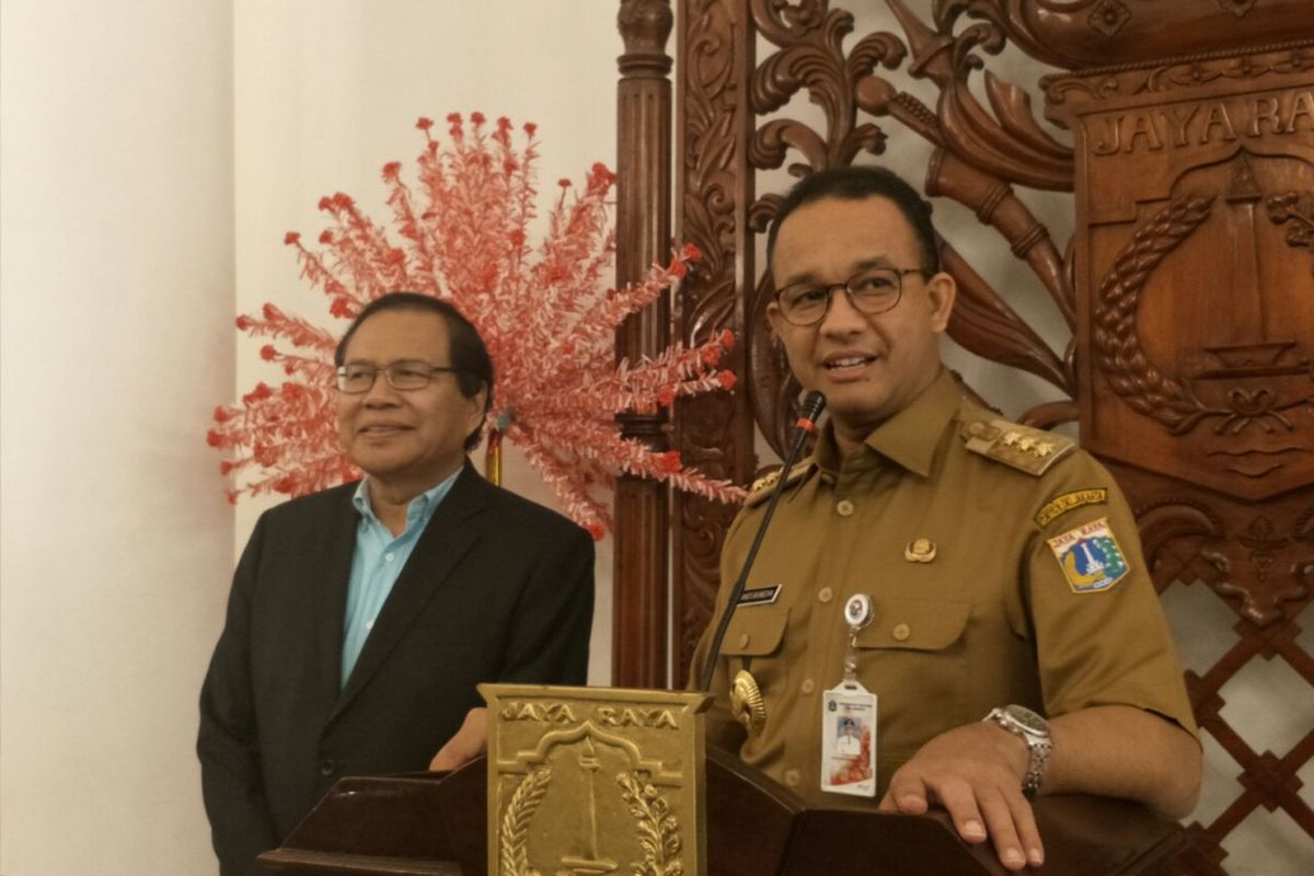 Gubernur DKI Jakarta Anies Baswedan dan mantan Menko Kemaritiman Rizal Ramli di Balai Kota DKI Jakarta, Jalan Medan Merdeka Selatan, Senin (30/7/2018). 