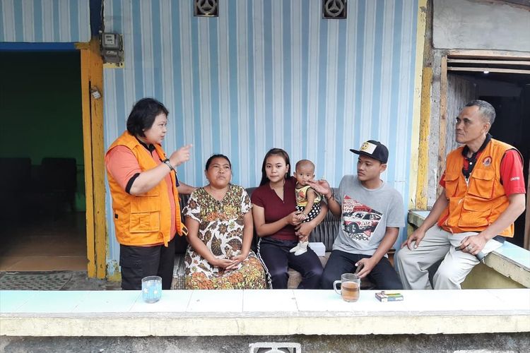 Tim BPBD Cilacap melakulan sosialiasi kepada masyarakat terkait isu tsunami di pesisir laut selatan, Kabupaten Cilacap, Jawa Tengah, Minggu (21/7/2019).