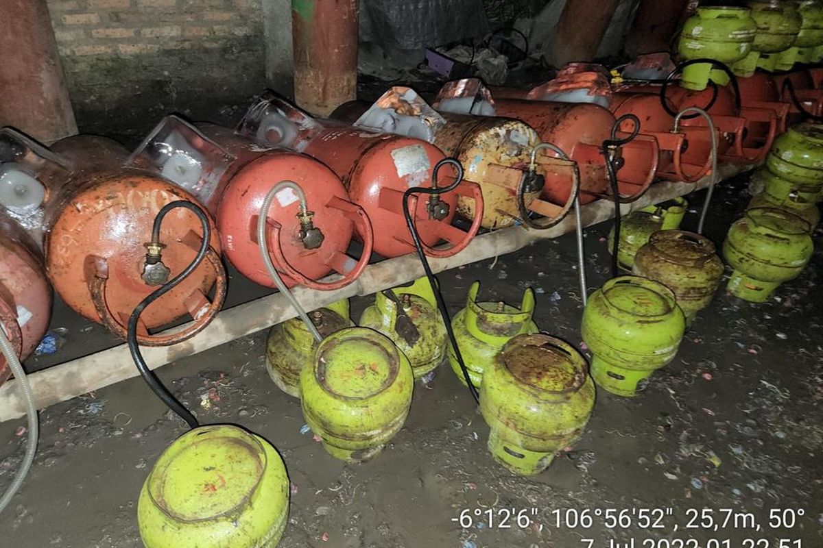 Polisi menyebutkan, 14 pelaku yang mengoplos gas elpiji ukuran tiga kilogram ke gas elpiji non subsidi ukuran 5,5 hingga 50 kilogram sering berpindah-pindah tempat dalam melakukan aksinya. Pangkalan terakhir yang dijadikan tempat mengoplos gas, sebelum para pelaku tertangkap, berada di kawasan Pulogebang, Cakung, Jakarta Timur.