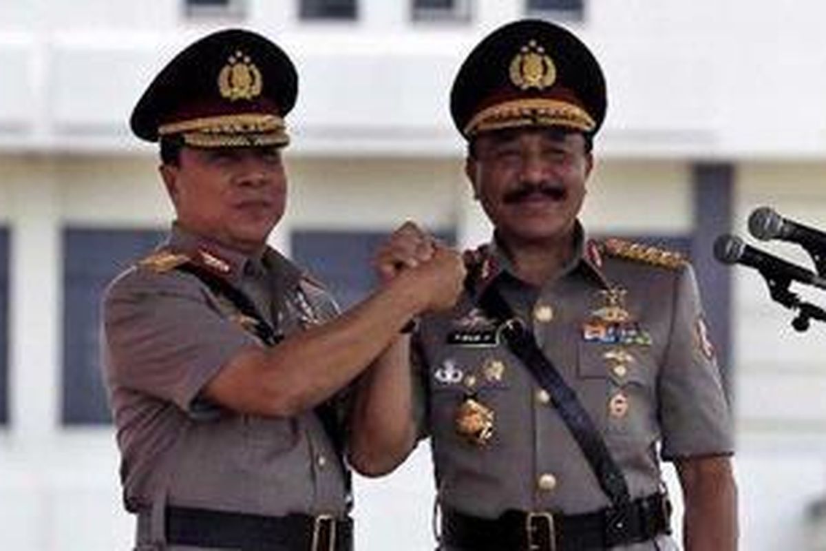 Komjen Timur Pradopo (kanan) memberikan salam komando kepada Jenderal (Pol) Bambang Hendarso Danuri usai upacara serah terima jabatan Kapolri di Markas Besar TNI, Cilangkap, Jakarta Timur, Sabtu (2/10/2010). Jenderal (Pol) Bambang Hendarso Danuri akan memasuki masa pensiun.