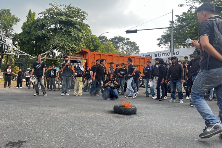 Massa Demo Blokade Pertigaan Ciganea, Arus Lalu Lintas ke Tol Jatiluhur Tersendat