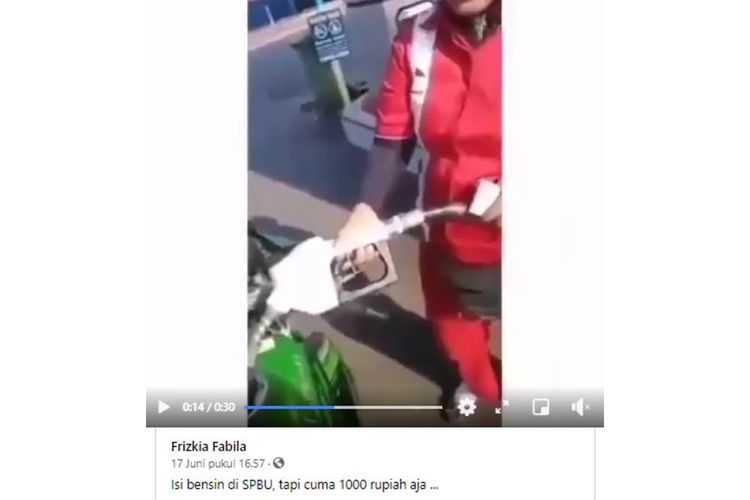 Tangkapan layar video yang menampilkan pengendara sepeda motor membeli bahan bakar minyak (BBM) seharga Rp 1.000.