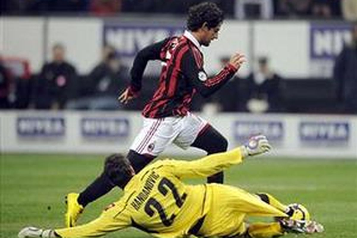 Striker AC Milan, Alexandre Pato melewati kiper Udinese, sebelum mencetak gol.