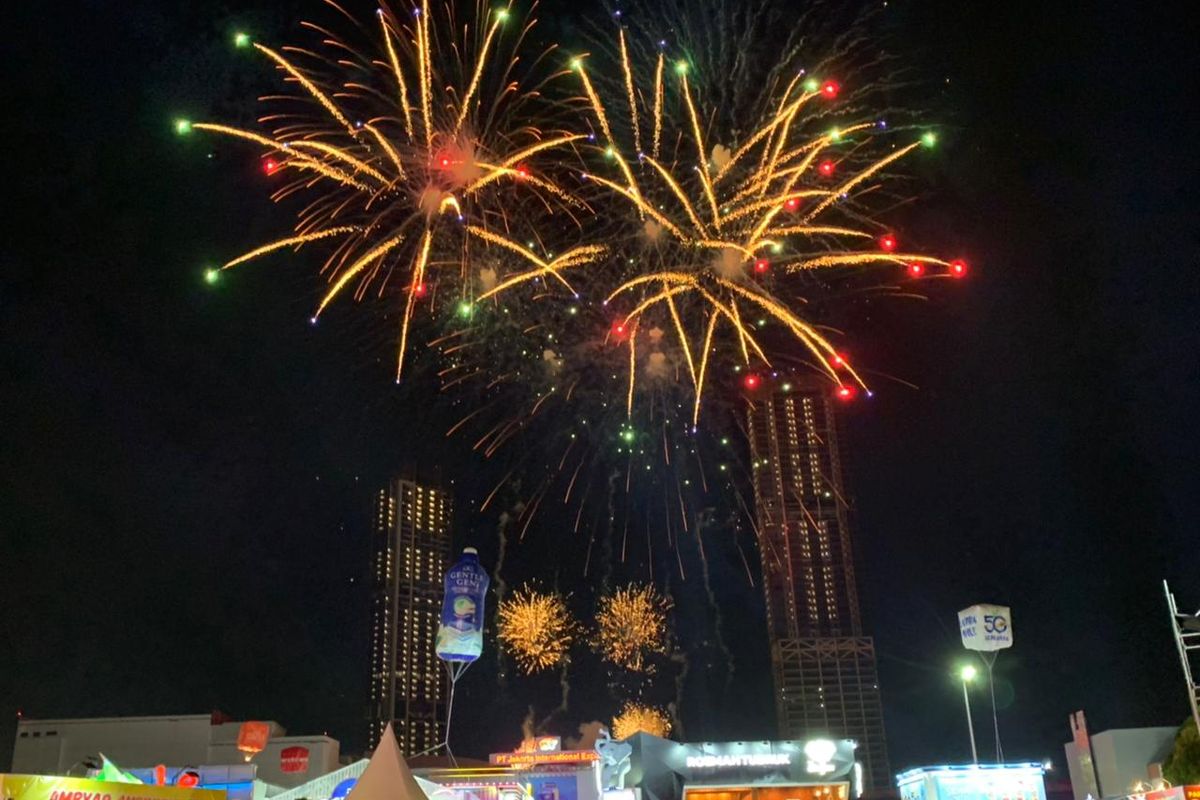 Kembang api tampak menghiasi langit JIExpo Kemayoran, sebagai pertanda diresmikannya penutupan Jakarta Fair Kemayoran 2022, Minggu (17/7/2022).