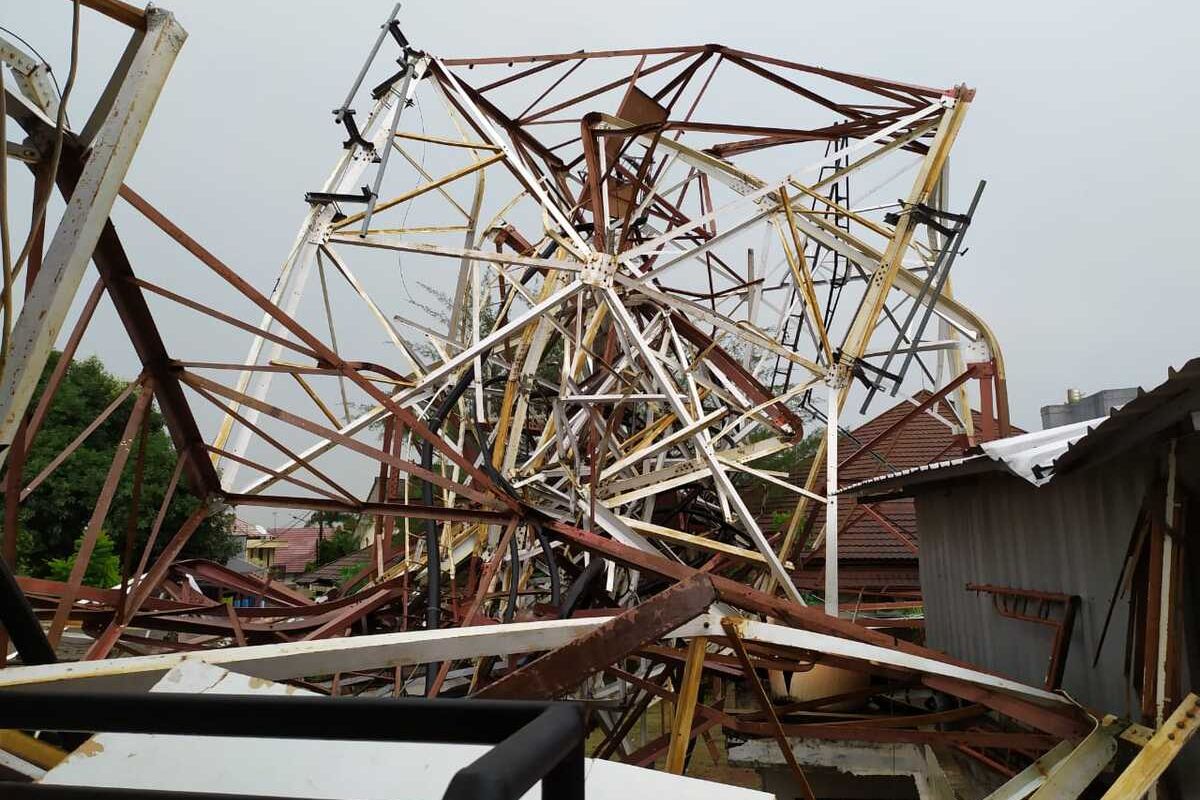 Pemancar Radio Republik Indonesia (RRI) di Kebayoran Baru, Jakarta Selatan, roboh, Minggu (22/12/2019).