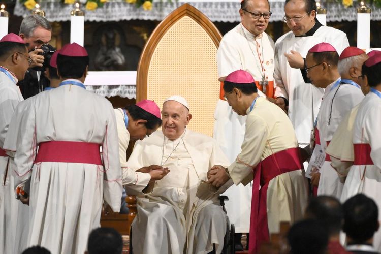 Paus Fransiskus (tengah) berjabat tangan dengan sejumlah Uskup di Indonesia dalam kunjungannya di Gereja Katedral, Jakarta, Rabu (4/9/2024). Dalam dialog dengan uskup, imam, diakon, pelaku hidup bakti, seminaris, dan katekis, Paus Fransiskus menyampaikan pesan tentang Iman, Persaudaraan dan bela rasa atau faith, fraternity, and compassion. ANTARA FOTO/Sulthony Hasanuddin/Ak/tom.