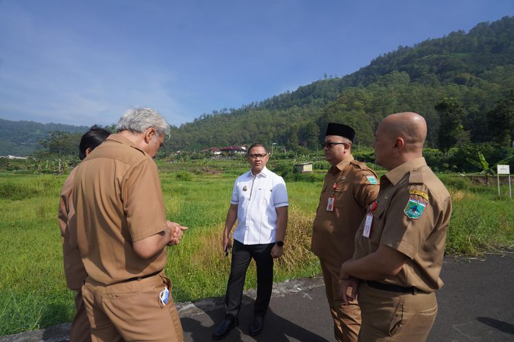 Pj Wali Kota Batu, Aries Agung Paewai bersama pimpinan OPD Pemkot Batu saat meninjau lokasi rencana pembangunan jalur lintas olahraga BMX di Kelurahan Songgokerto, Kota Batu, Jawa Timur.