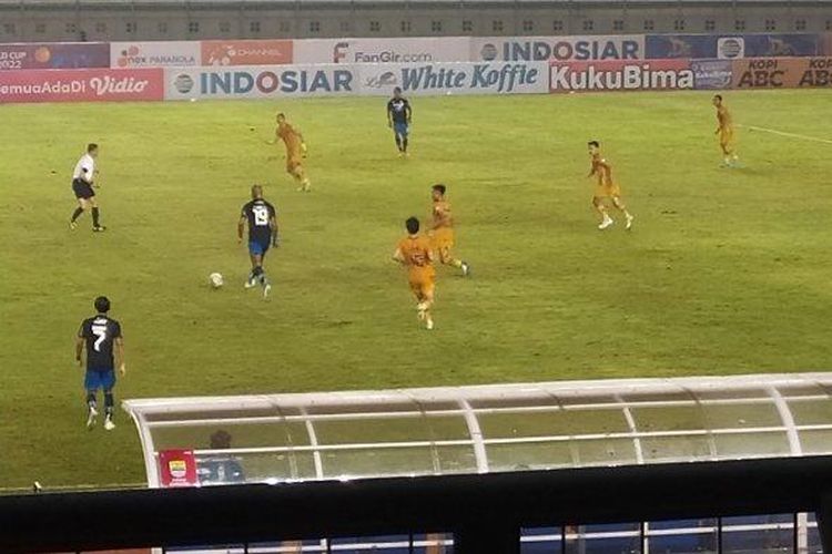 Suasana pertandingan terakhir Grup C Piala Presiden 2022 yang mempertemukan Bhayangkara FC vs Persib Bandung di Stadion Si Jalak Harupat, Kab. Bandung, pada Selasa (17/6/2022). Pertandingan Bhayangkara FC vs Persib berakhir 1-0 untuk kemenangan Maung Bandung.