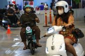 BERITA FOTO: Test Ride Motor Listrik di PEVS 2022 Diserbu Pengunjung