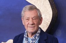 [HOAKS] Aktor Ian McKellen Berswafoto dengan Penggemar di Lviv, Ukraina