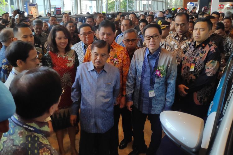 Jusuf Kalla bicara soal kelanjutan regulasi LCEV yang tidak kunjung selesai oleh pemerintah.