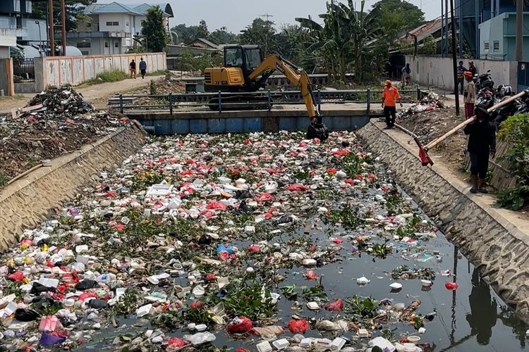 Tumpukan Sampah di Kali PJT Babelan Bekasi Diangkut Bertahap, Ini Alasannya