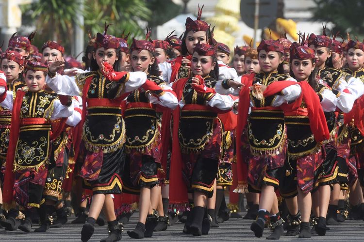 Sejumlah murid SD menarikan Tari Remo saat upacara hari jadi Kota Surabaya ke-725 di Taman Surya, Surabaya, Jawa Timur, Kamis (31/5/2018). Dalam upacara tersebut juga ditampilkan sejumlah hiburan dan Tari Remo kolosal dengan jumlah penari sebanyak 725 penari gabungan dari SD se-Surabaya.